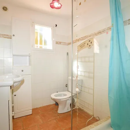 2 Bedroom Lovely Apartment In Afa *